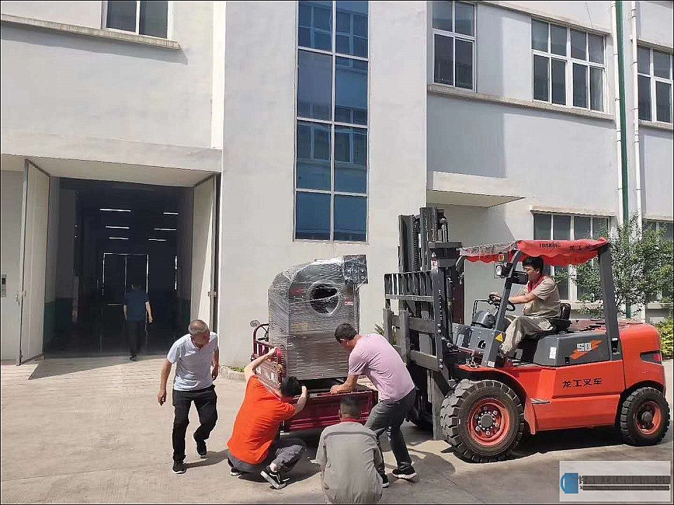 漯河客戶來(lái)到許昌智工試機(jī)炒制芝麻