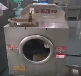 河南太康客戶來(lái)到許昌智工試機(jī)炒制瓜子