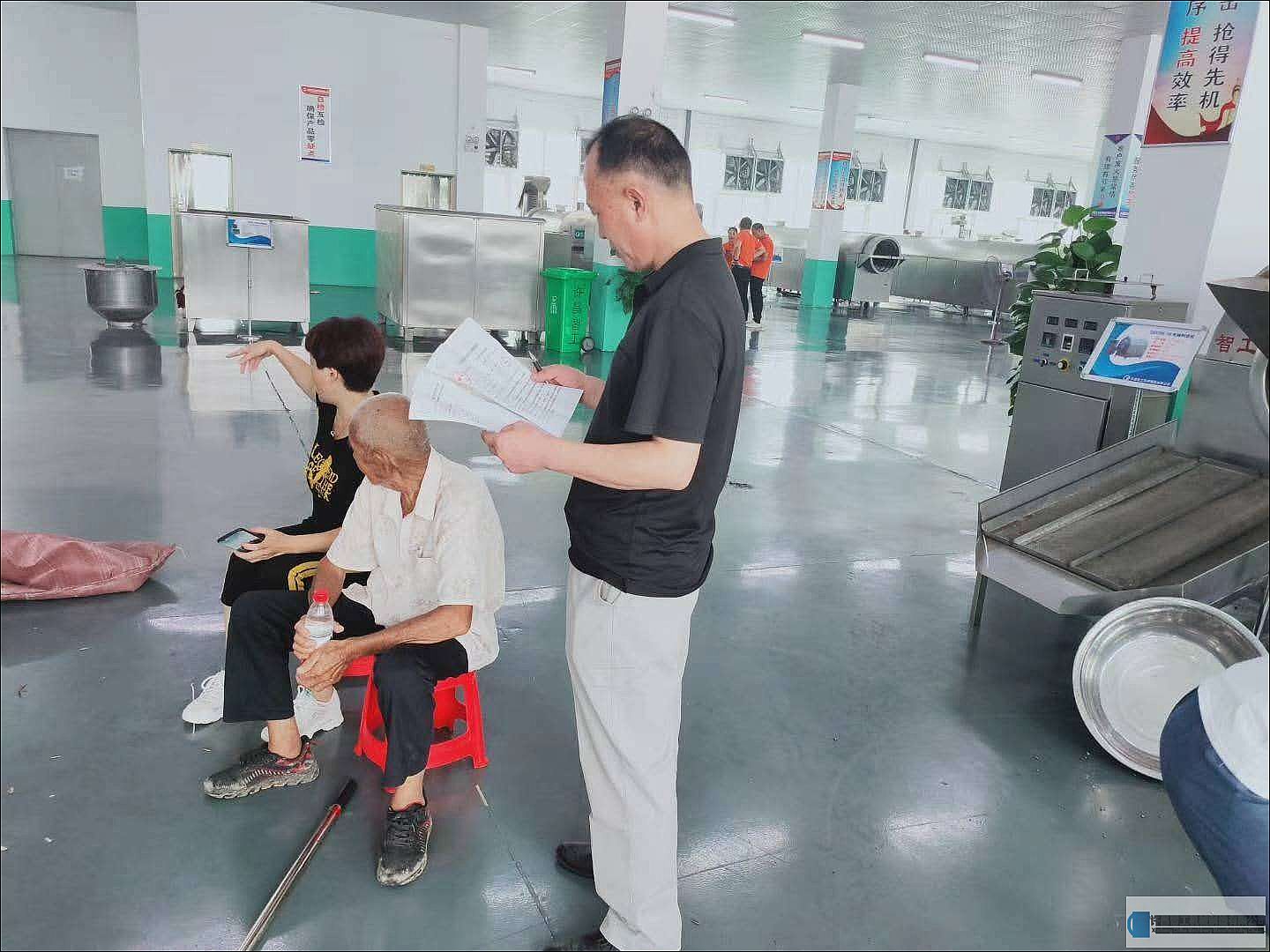 江蘇客戶來(lái)許昌智工試機(jī)炒制瓜子現(xiàn)場(chǎng)簽訂合同