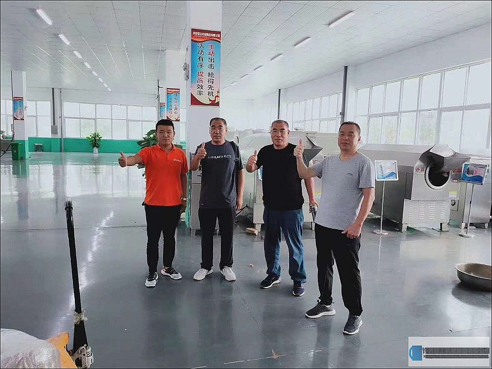 河北客戶(hù)來(lái)到許昌智工試機(jī)炒貨設(shè)備