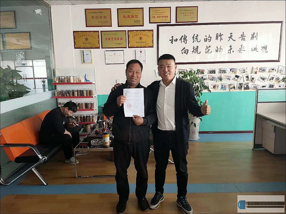 商丘客戶來廠試機炒制磨油芝麻并現(xiàn)場簽訂購機合同