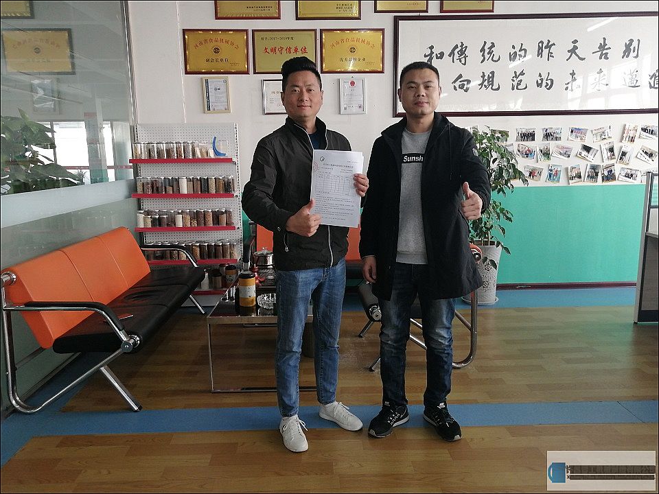 湖南長沙客戶來許昌智工考察并現(xiàn)場簽訂購機合同