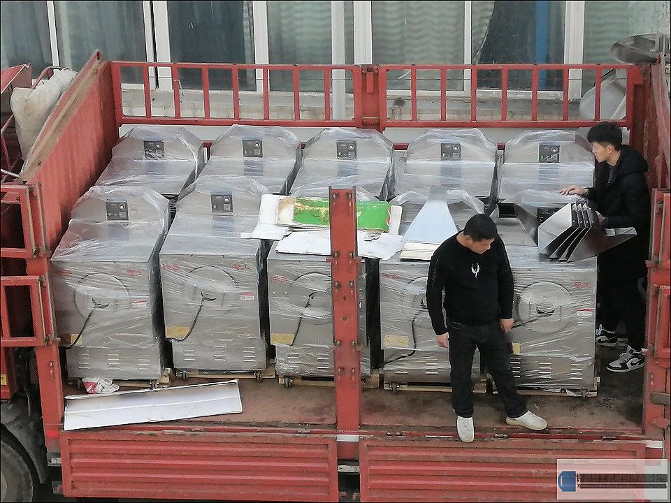 湖北客戶訂購多臺電磁炒貨設備裝車發(fā)貨