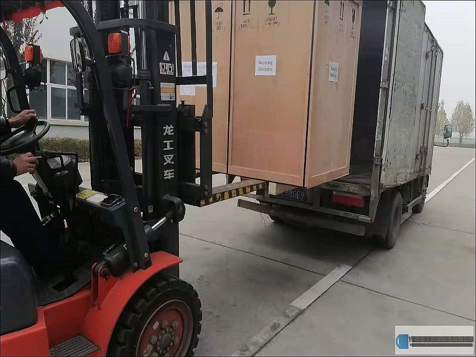 加拿大客戶在我廠訂購的7-10型電磁炒貨機裝車發(fā)貨