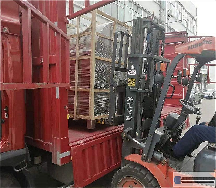 湖南客戶訂購兩臺炒貨設備裝車發(fā)貨