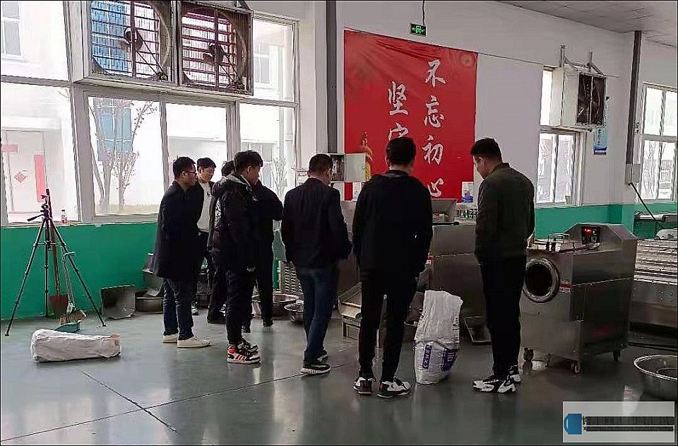 河南周口客戶蒞臨許昌智工訂購(gòu)電磁炒貨機(jī)