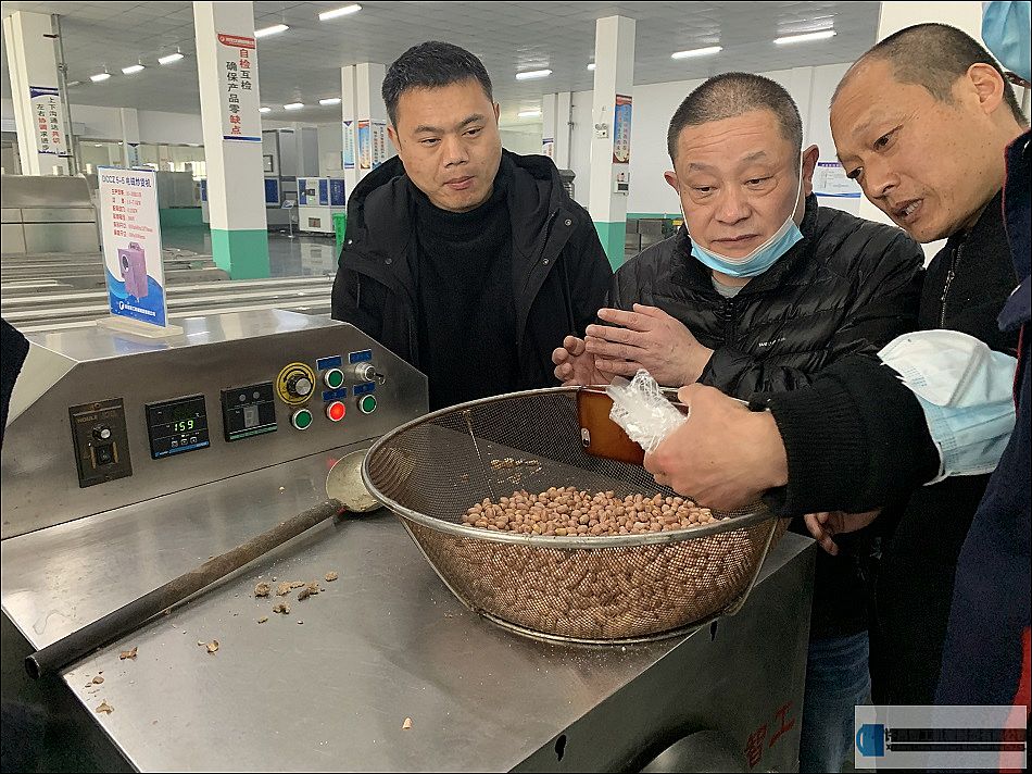 上海客戶考察試機(jī)小型多功能炒貨機(jī)炒制五香花生米