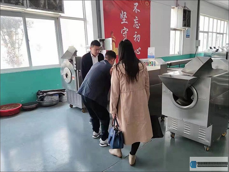 新鄉(xiāng)客戶光臨許昌智工考察訂購(gòu)多功能電磁炒貨機(jī)