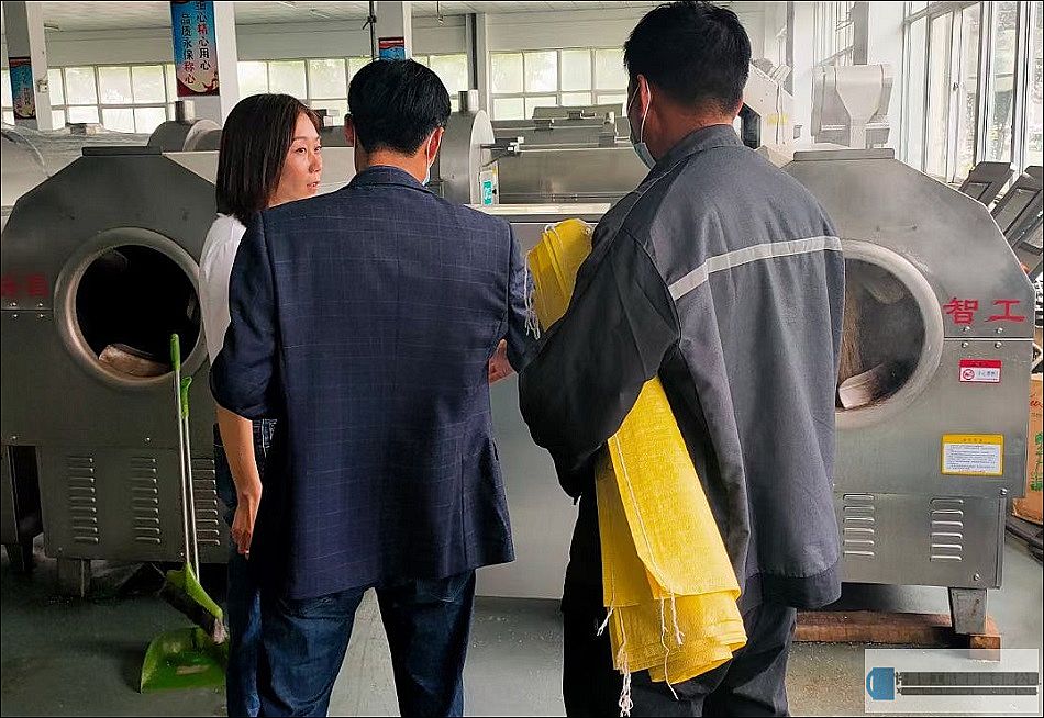 商丘客戶來(lái)廠試機(jī)訂購(gòu)100斤電磁炒芝麻設(shè)備