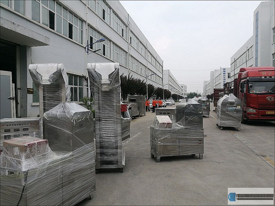 兩套電磁流水線炒貨設(shè)備專車發(fā)貨成都