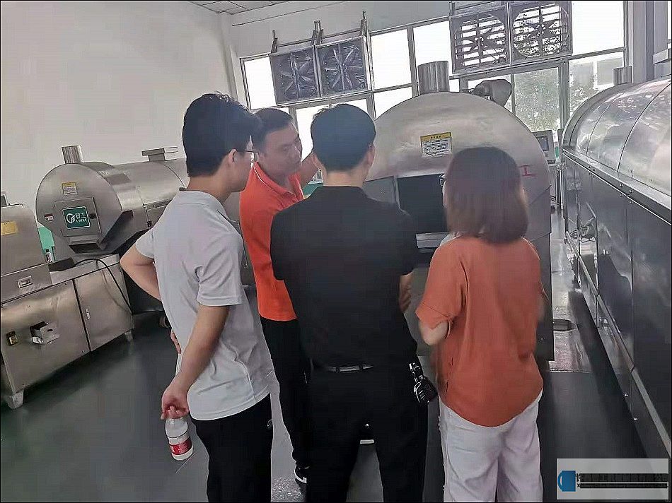 湖北客戶考察訂購四米電磁流水線炒貨機(jī)