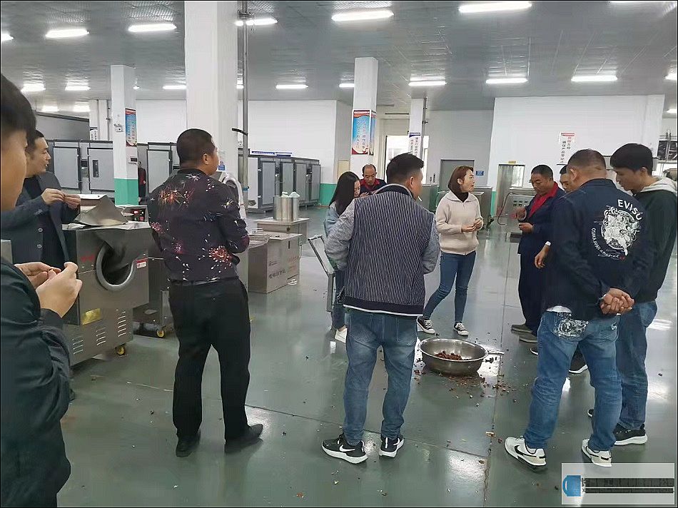 河南周口客戶光臨許昌智工考察試機(jī)電磁炒板栗機(jī)