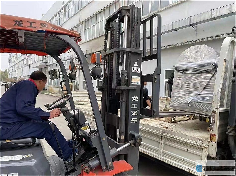 安徽亳州客戶來(lái)公司試機(jī)訂購(gòu)中小型電磁炒貨機(jī)