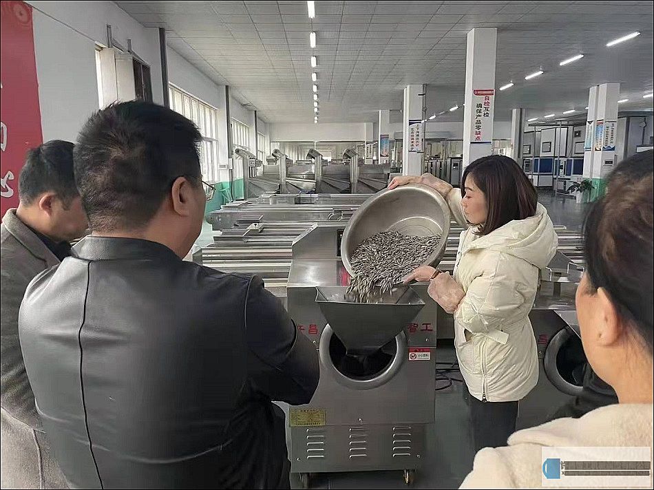 河南長(zhǎng)葛客戶來廠試機(jī)訂購兩臺(tái)小型電磁炒貨機(jī)