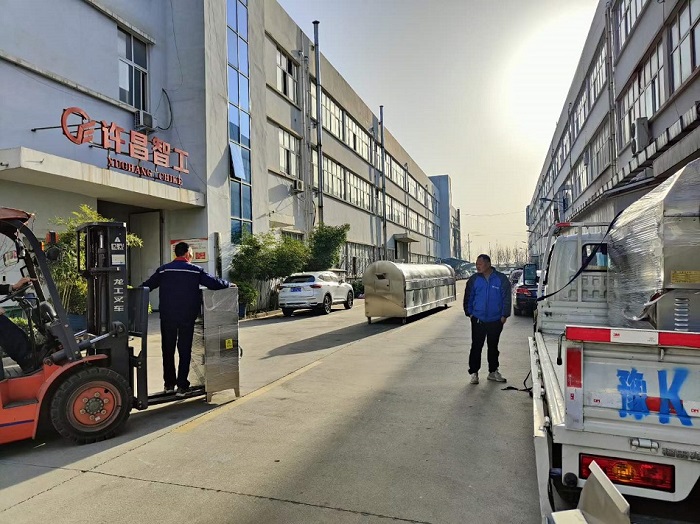 安徽客戶訂購的大型電磁炒貨機(jī)裝車發(fā)貨