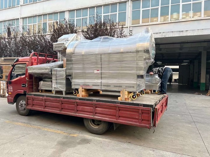 內(nèi)蒙古客戶訂購(gòu)的全套2米電磁流水線炒貨機(jī)裝車發(fā)貨