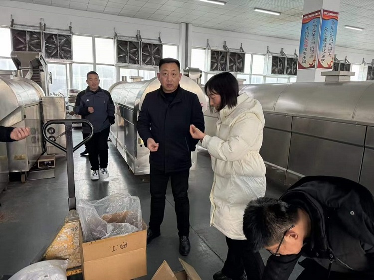 山東客戶來(lái)廠試機(jī)流水線電磁炒貨設(shè)備炒制阿膠珠