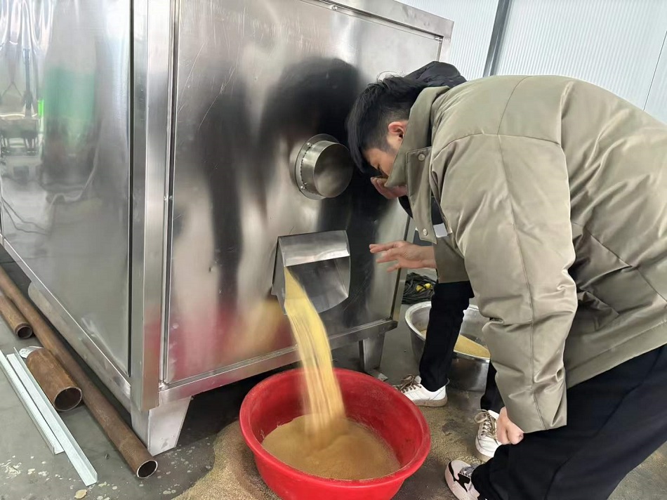 安徽亳州客戶來(lái)廠考察試機(jī)訂購(gòu)電磁炒面粉設(shè)備