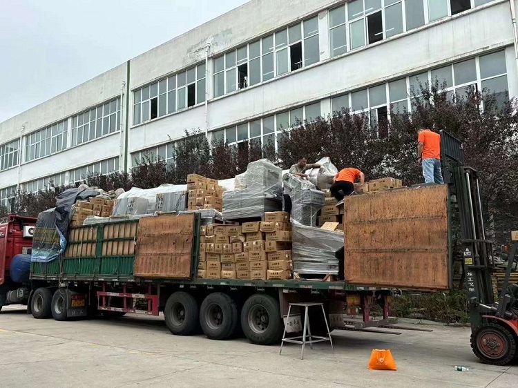 新疆喀什客戶訂購的八米電磁流水線炒貨設(shè)備裝車發(fā)貨